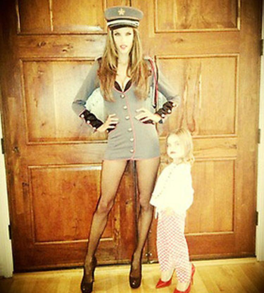 Topmodel Alessandra Ambrosio mag es eher sexy anstatt düster. Hier posiert sie mit ihrer Tochter Anja (in Mamas roten High-Heels)