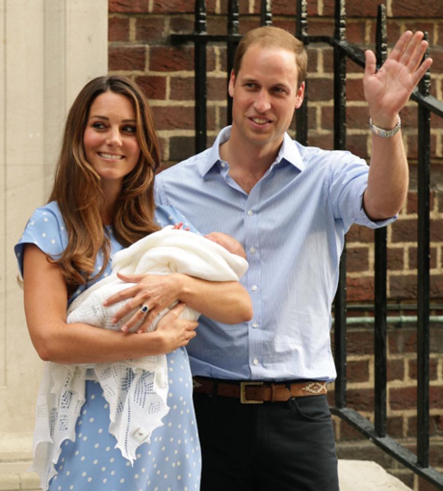 Wunderschöne Mom: Der erste Auftritt von Kate - kurz nach der Geburt! Das himmelblau-weiße Polka-Dot-Kleid war kurz danach DER Renner im Netz: Die Homepage von Designerin Jenny Packham brach zeitweise zusammen