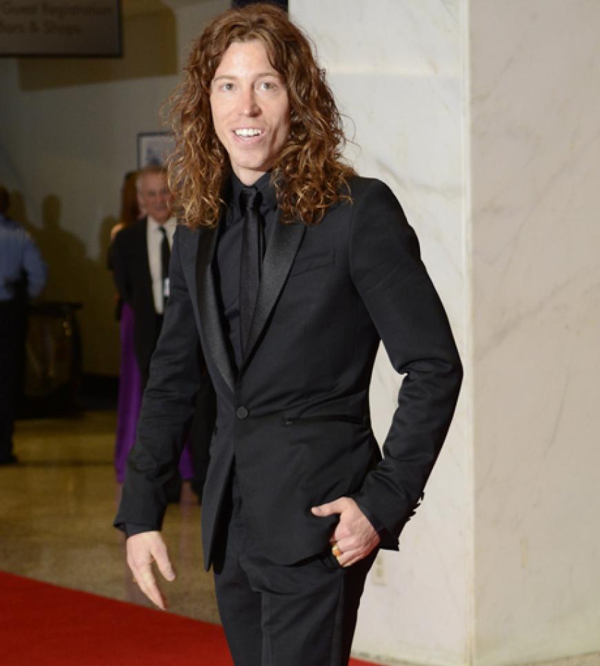 Shawn White tauschte seine coolen Snowboard-Outfits gegen einen schicken Anzug. Sehr gut!