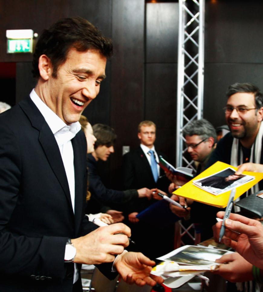 Der britische Schauspieler Clive Owen gab seinen Fans Autogramme und unterhielt sich gut gelaunt mit den wartenden Zaungästen. Sympathisch!