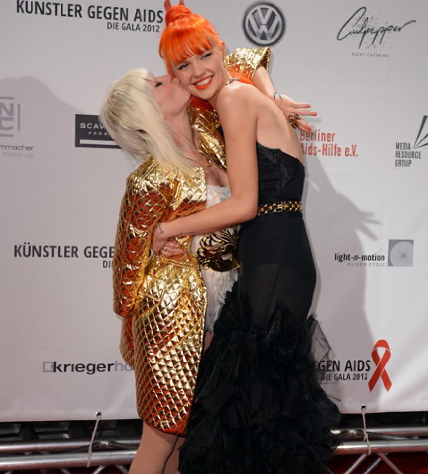 Guten Freunden gibt man ein Küsschen: Sängerin Mieze Katz der Band MIA (l) und das Model Bonnie Strange
