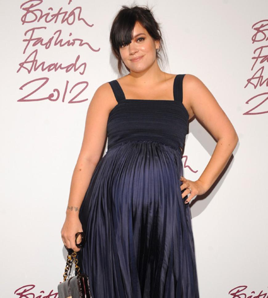 Und auch bei der britischen Schauspielerin Lily Rose Cooper zeigt sich ein deutlicher Bauch. Sie erwartet ihren zweiten Nachwuchs