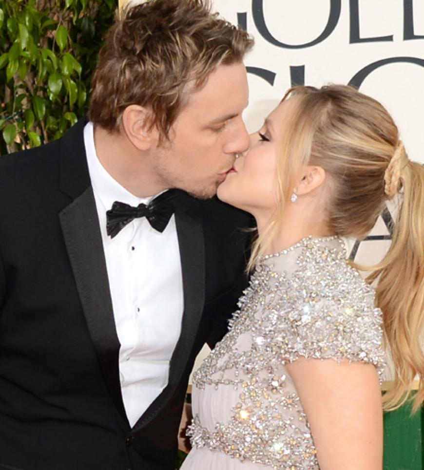 Dax Shepard küsst seine schwangere Kristen Bell, die das erste gemeinsame Kind erwartet