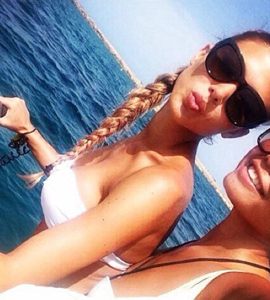 Strike a pose: egal ob im Urlaub oder Zuhause - Ann-Kathrin liebt die Kamera (und vor allem Selfies!)