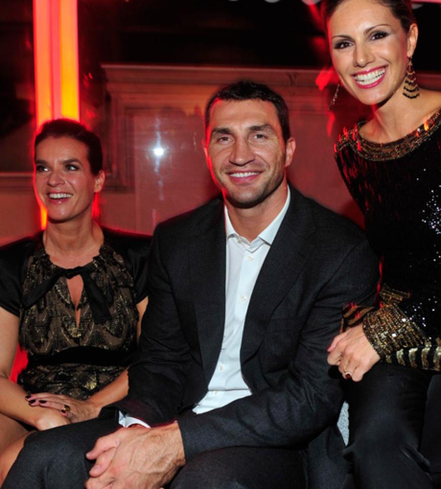 Gestern, 27. September, wurde in Berlin gefeiert: Showbusiness und Politik traf sich in der Bertelsmann-Repräsentanz um ordentlich zu feiern. Mit dabei: Katarina Witt, Wladimir Klitschko und Nazan Eckes