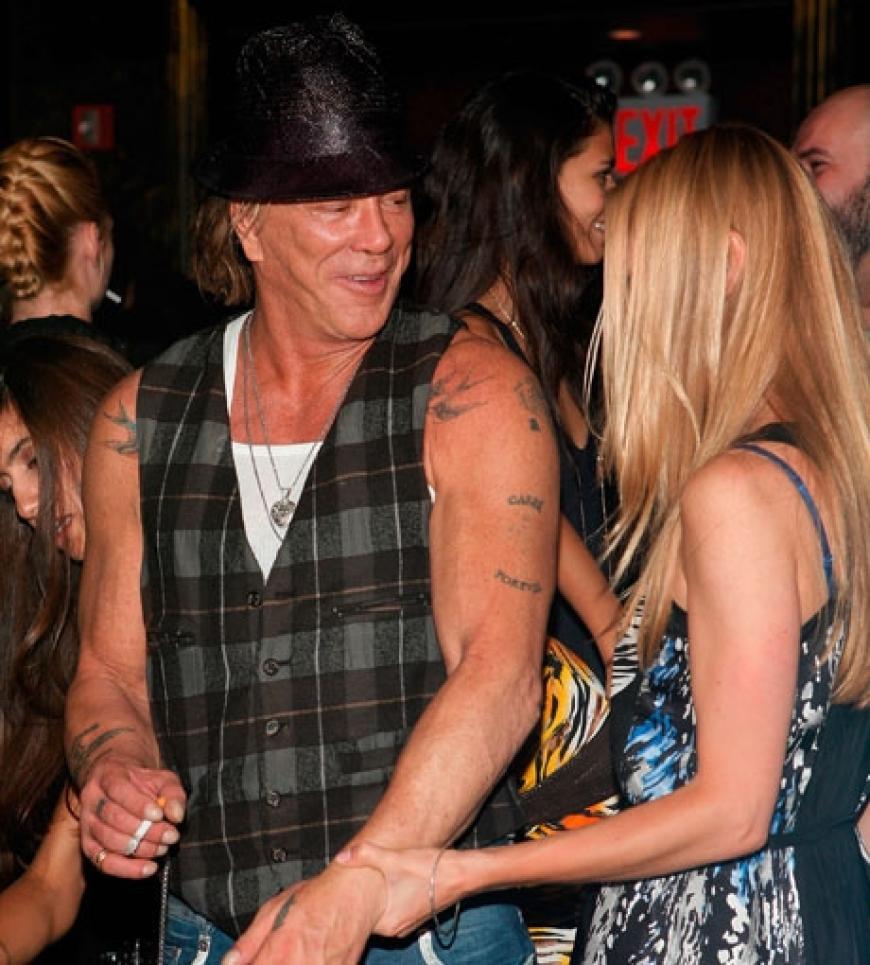 Heißer Flirt: Mickey Rourke und seine blonde Begleitung