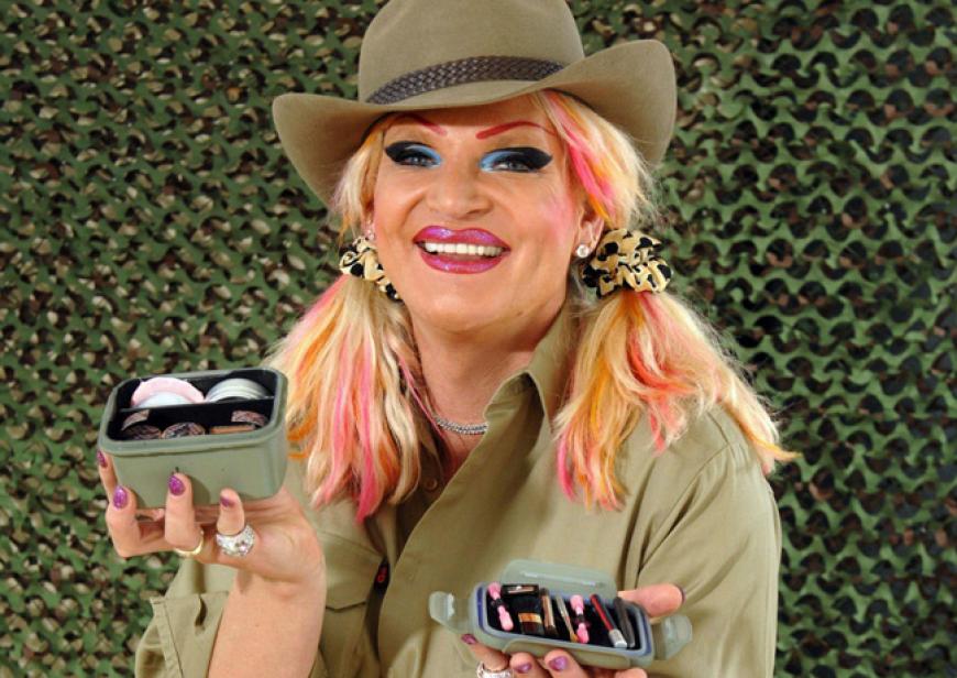 Am Freitag, 11. Januar 2013 21.15 Uhr, startet für elf Prominente der Wettkampf um die Dschungelkrone. Und diese Luxusgegenstände dürfen die Promis mit ins Camp nehmen. Olivia Jones (43): Die Drag Queen hat ein kleines Schminkköfferchen dabei