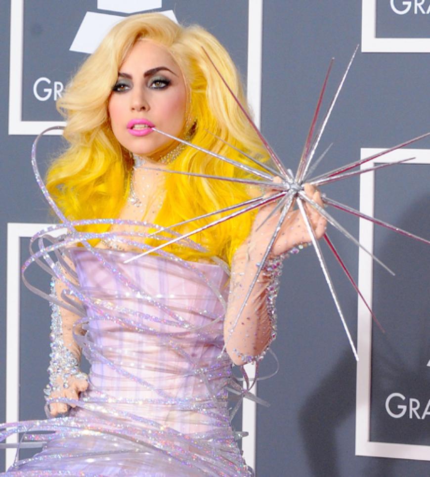 Vom anderen Stern? Lady GaGa bei den Grammy Awards 2010