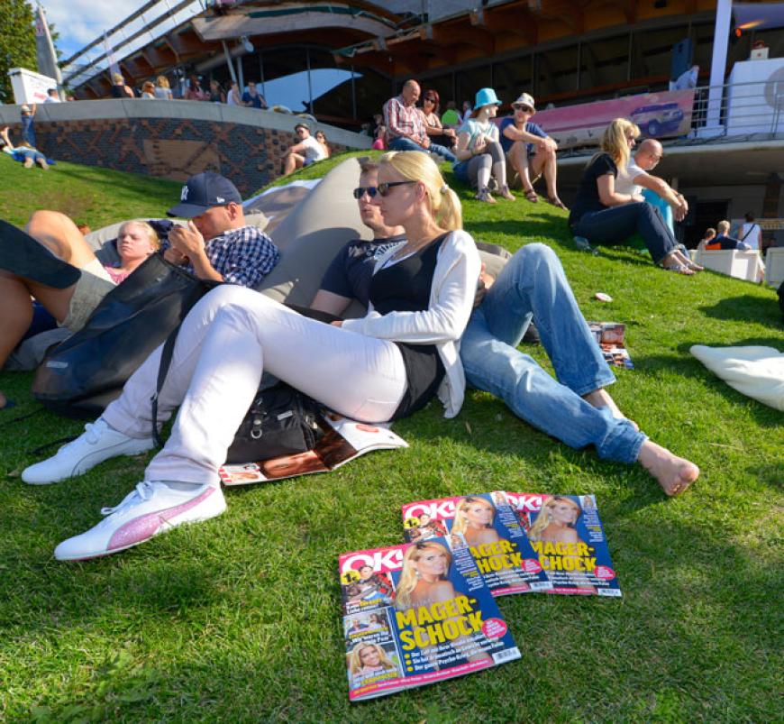 Das perfekte Wochen-Ende: Lässige Strandatmosphäre bei kühlen Drinks und chilligen Beats. Und für die Gäste lagen natürlich neue OK!-Hefte aus