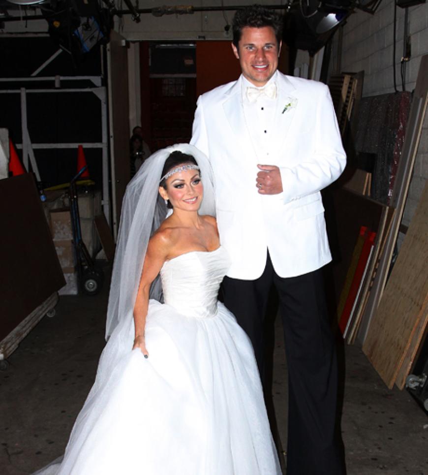 Coolstes Outfit: Nick Lachey (auf Stelzen) und seine Ehefrau Kelly Ripa als Noch-Ehepaar Kim Kardashian und Kris Humphries