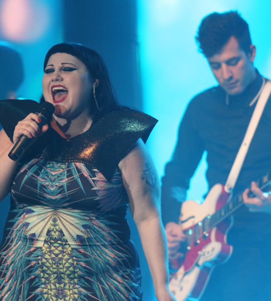 Auch sie wurde von Schirmherr Mark Ronson mit der Gitarre begleitet