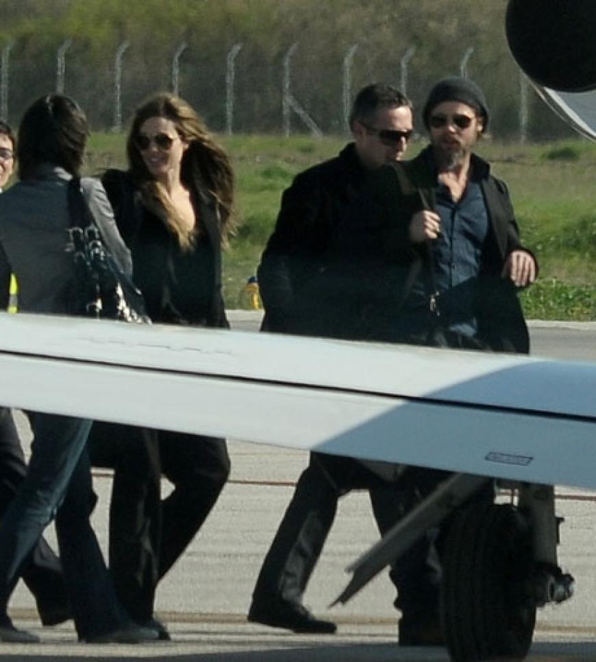 Angelina Jolie und Brad Pitt sind auf dem Weg zum wartenden Flugzeug. Es geht zurück nach Venedig