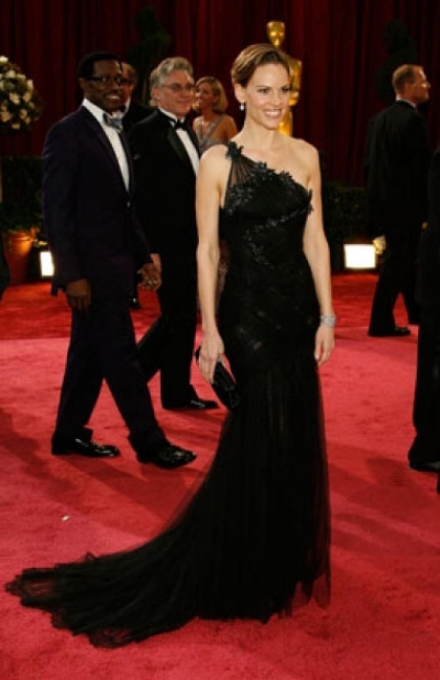 Hilary Swank: Die sexy Tüllrobe ist von Versace, die Clutch-Bag von Salvatore Ferragamo