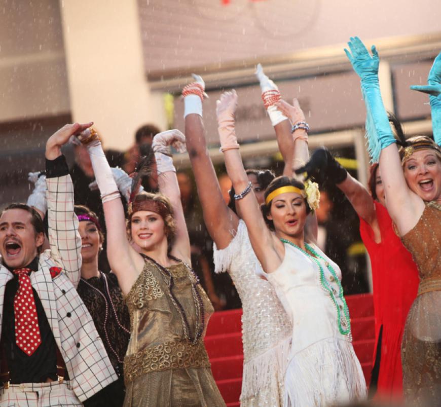 Singing in the rain: Tänzer im 20er-Jahre-Look sorgten bei der Premiere von