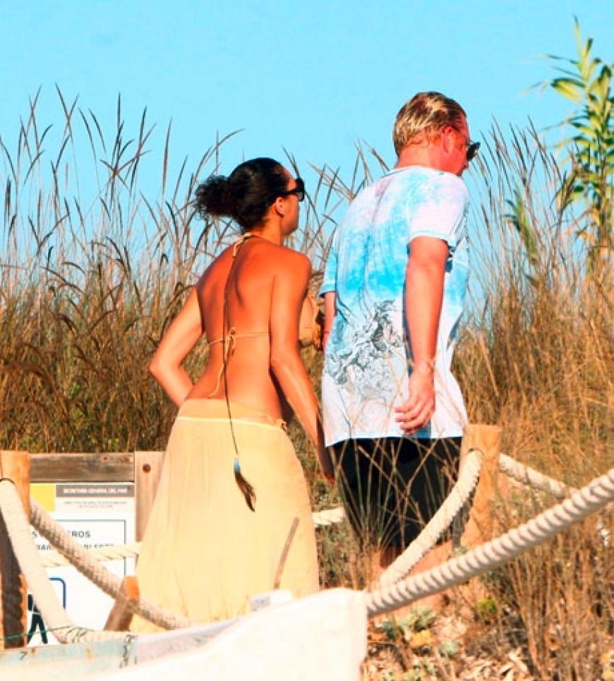 Das Ehepaar verlässt den Sandstrand