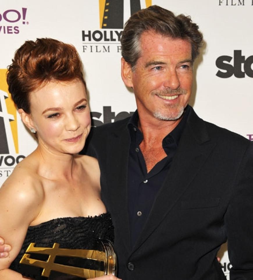 Carey Mulligan gewann einen Hollywood Award als beste Newcomerin. Ex-James Bond-Darsteller Pierce Brosnan durfte ihr den Preis überreichen