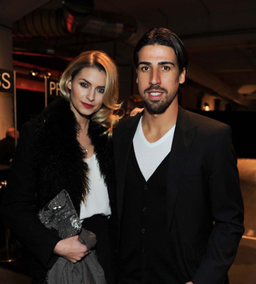 Lena ist jetzt mit Profifußballer Sami Khedira zusammen. Zusammen wohnen sie in in der Nähe von Madrid