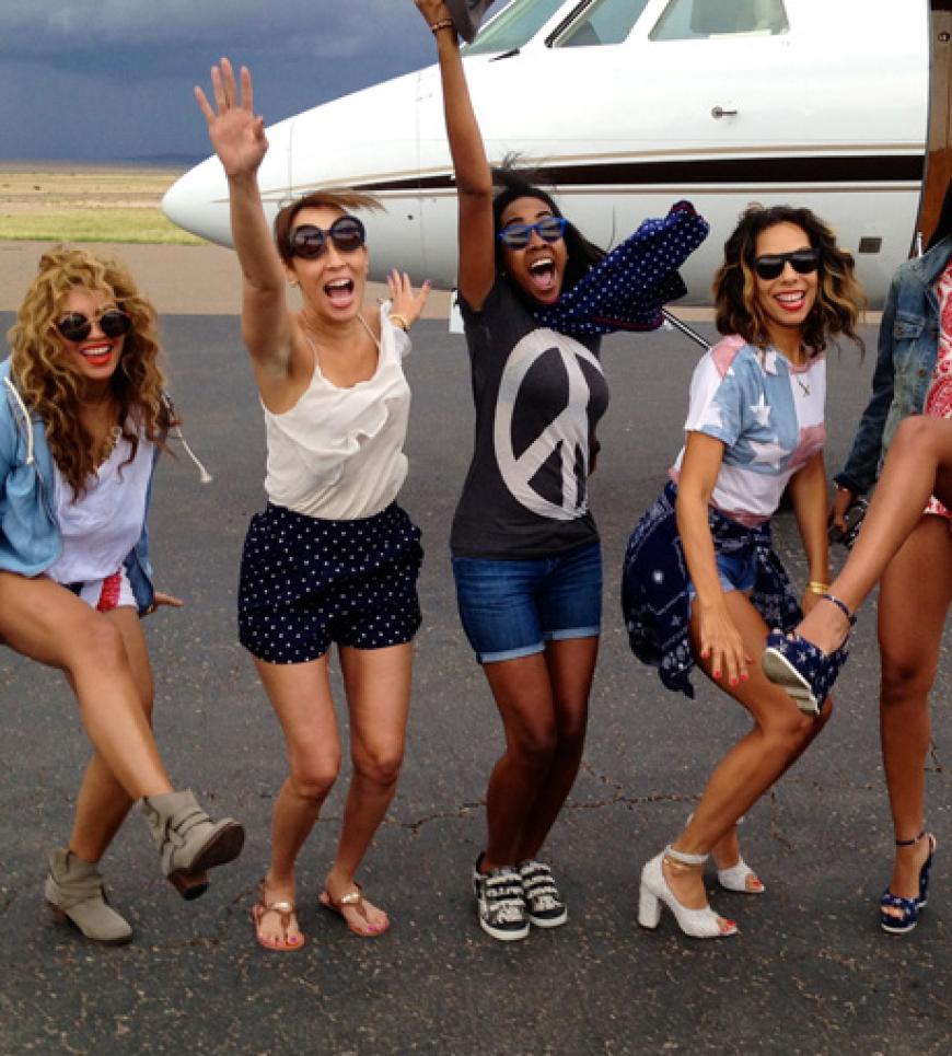 Beyoncé Knowles mit ihren Mädels vor einem Privatjet. Hach, so ein Promileben ist schon schwer ...