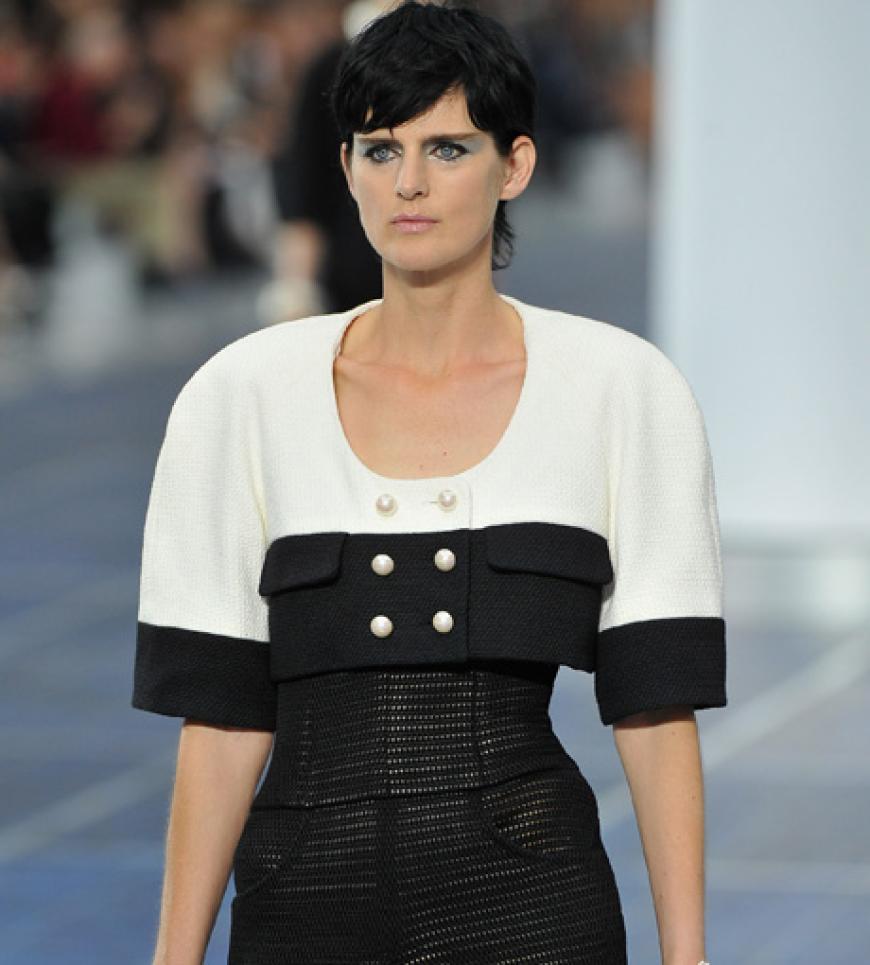 Topmodel Stella Tennant lief für Karl Lagerfeld über den Catwalk in Paris
