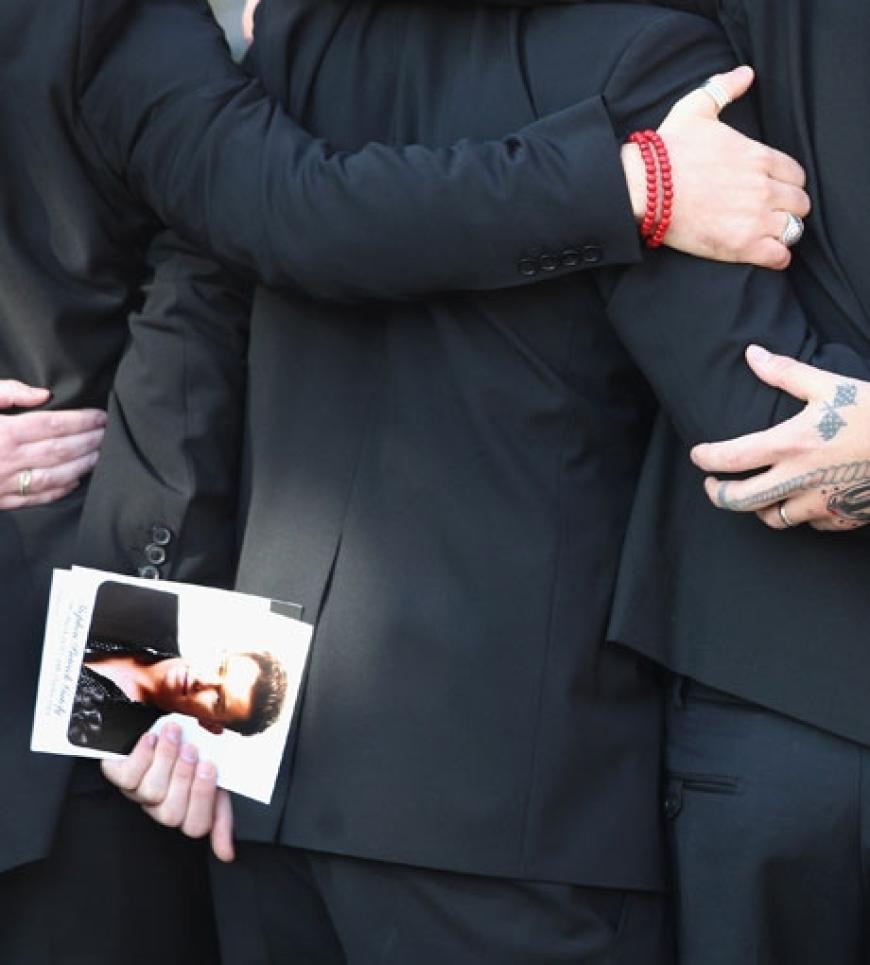 Ronan Keating hält ein Bild seines Freundes in der Hand