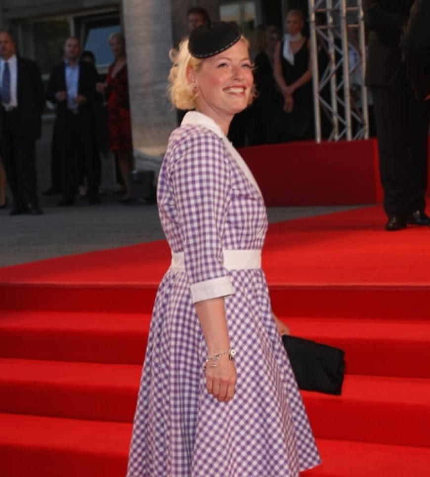 Moderatorin Enie van de Meiklokjes im typischen Retro-Look