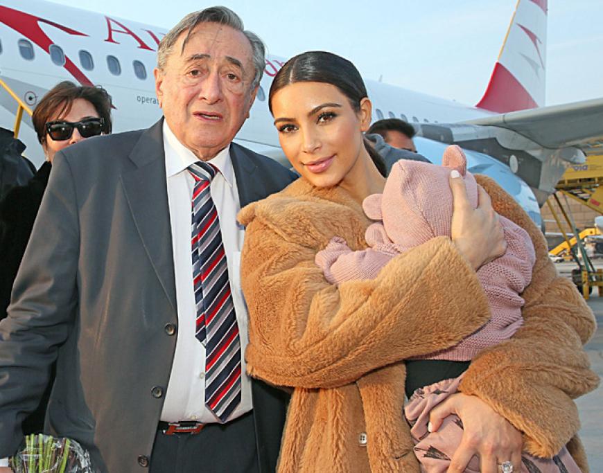 Kim Kardashian ist für den Wiener Opernball 2014 die Auserwählte von Bauunternehmer Richard Lugner. Wir haben die besten Bilder ihres Aufenthaltes für euch, hier ist sie am Wiener Flughafen gelandet - Baby North darf natürlich nicht fehlen