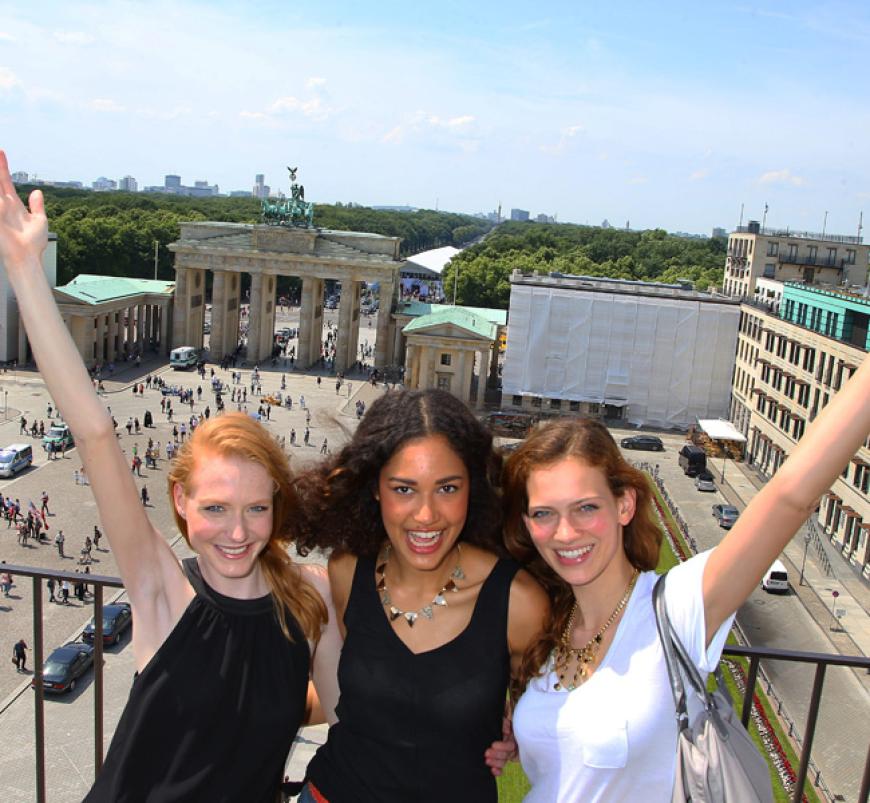 Jey! Maike, Lovelyn und Carolin posieren oberhalb des Brandenburger Tors