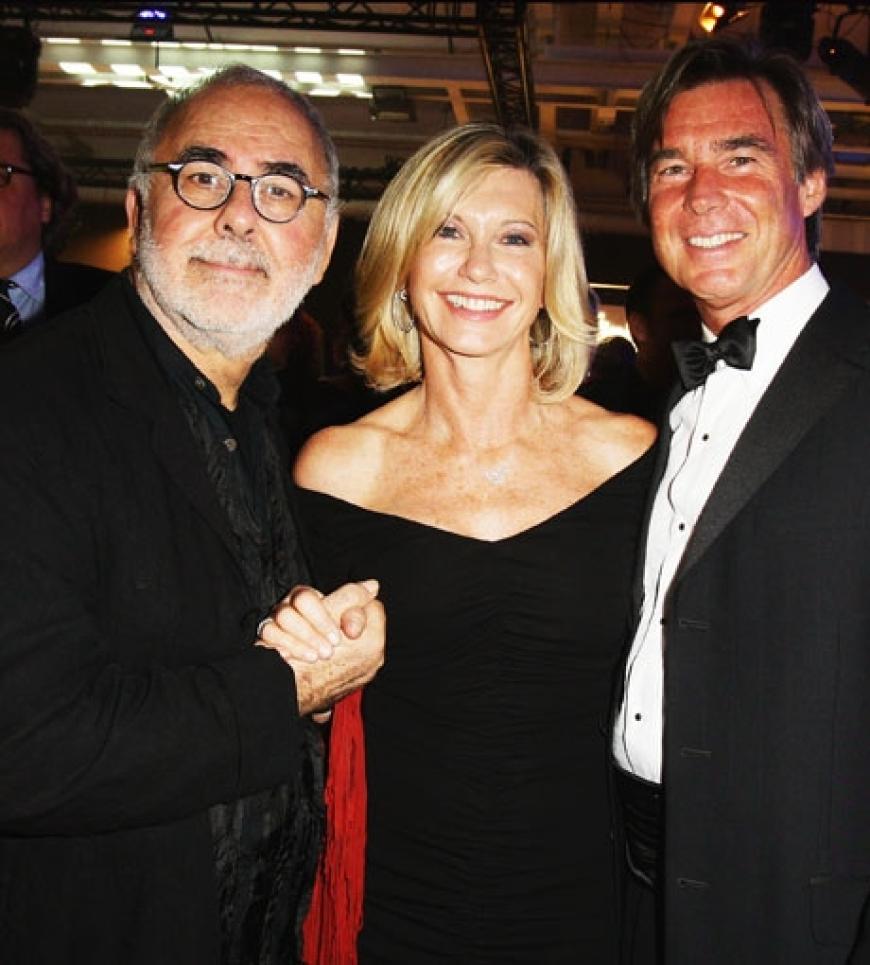 Udo Walz posiert gemeinsam mit Olivia Newton-John und John Easterling