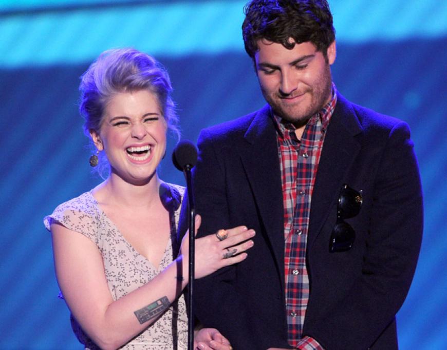 Kelly Osbourne und Adam Pally hatten auf der Bühne sichtlich Spaß