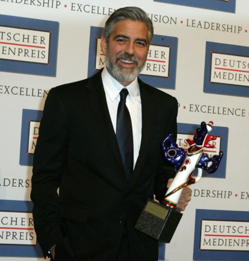 George Clooney beim deutschen Medienpreis. Ein grauer Bart ziert sein Gesicht