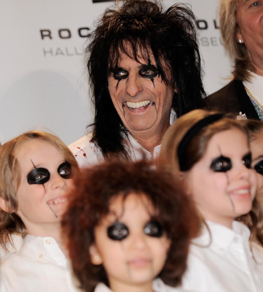 Alice Cooper posiert stolz mit seinen Mini-Me's