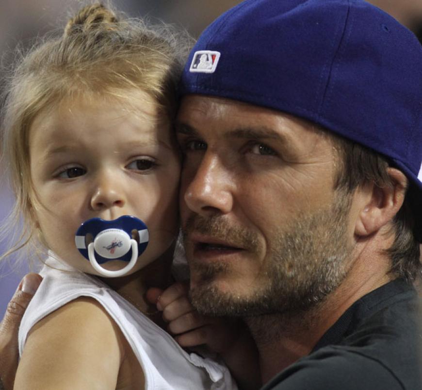 Wie der Papa, so die Tochter: Harper Seven Beckham ist das süßeste Promi-Kind. Finden wir zumindest ...