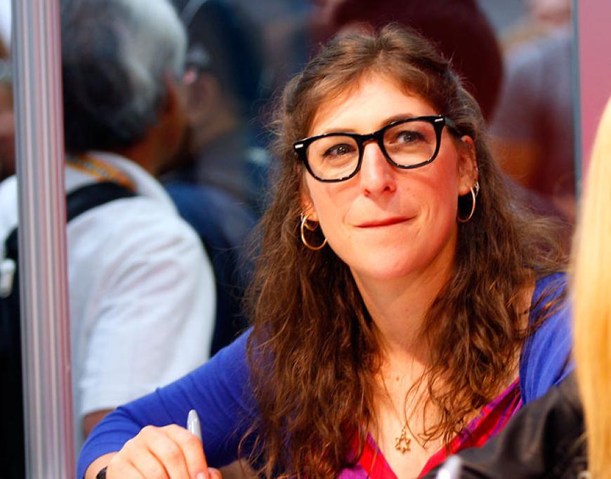 Eher casual hält es Mayim Bialik, wenn sie Fans trifft