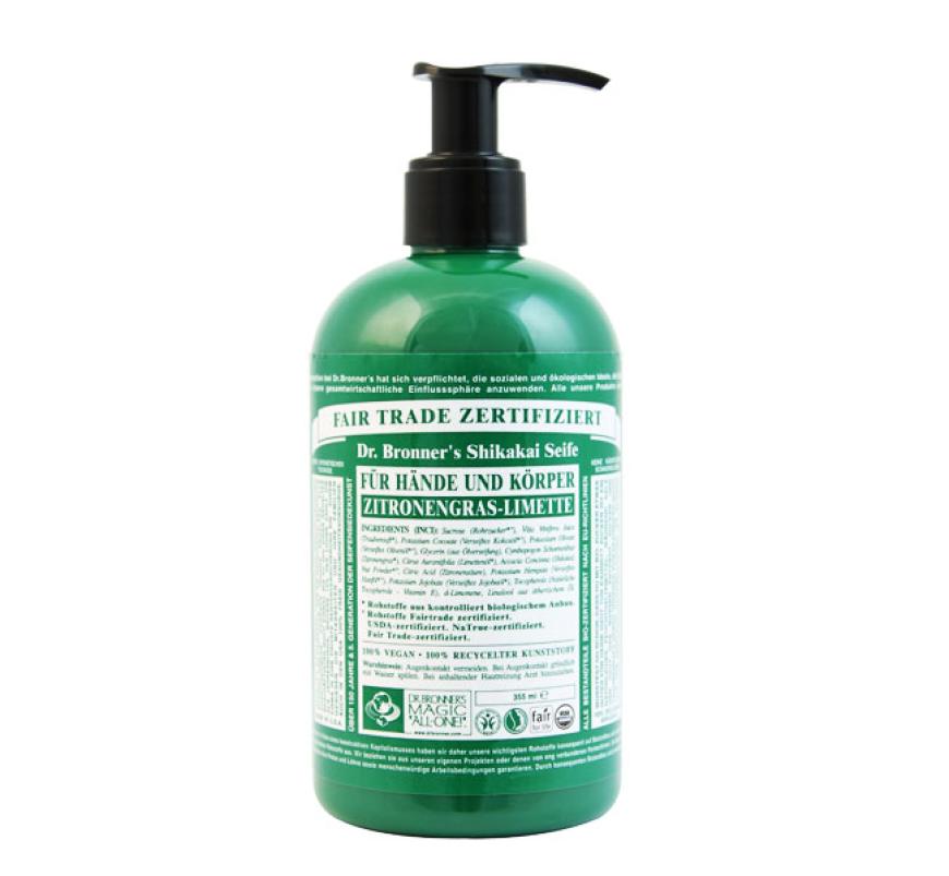 Hollywood-Stars wie Sandra Bullock und Lady Gaga lieben sie: Die Dr. Bronner's Shikakai Hand & Körperseifen. 100 % Vegan und kann man zum Haare waschen, Zähne putzen und natürlich zum Händewaschen benutzen. Zitronengras-Limette riecht nach Sommer! Es gibt 2 Größen und 5 Düfte. 355 ml, je 12,98 Euro. Gibt es bei Müller, Budni & Co.