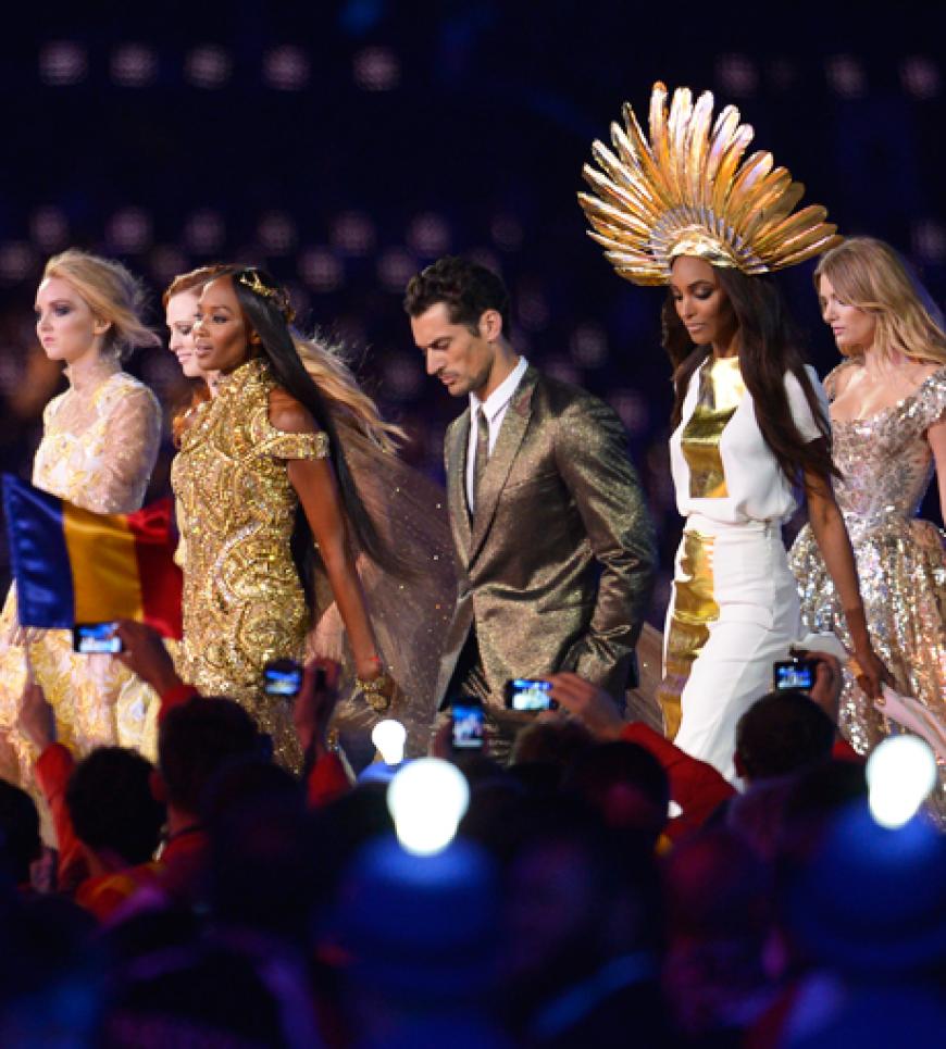Neun britische Supermodels, darunter auch Kate Moss und Naomi Campbell präsentierten Kleidung berühmter britischer Designer