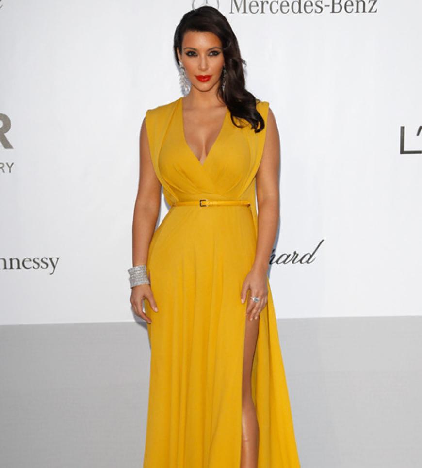 Kim Kardashian zeigt Bein in einer Robe von Elie Saab