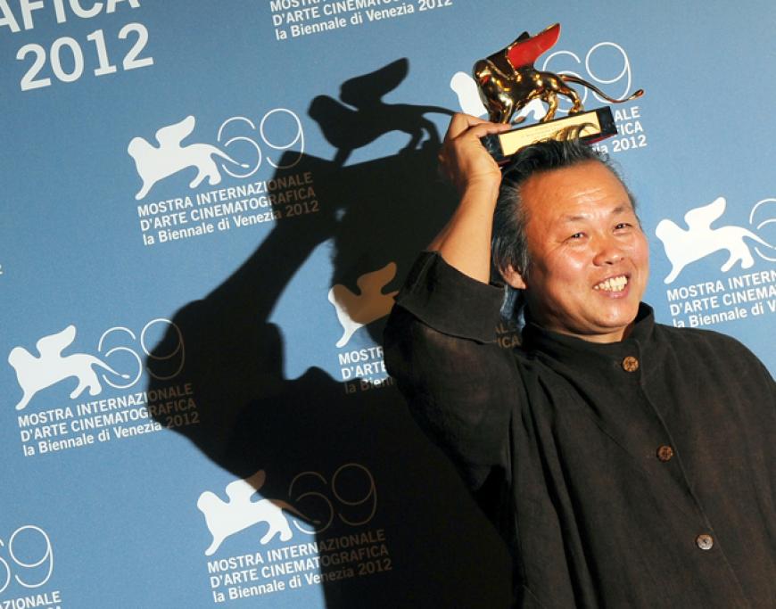 Stolz wie Oskar: Der südkoreanische Regisseur Kim Ki-duk zeigt seinen Goldenen Löwen, den er für seinen Film