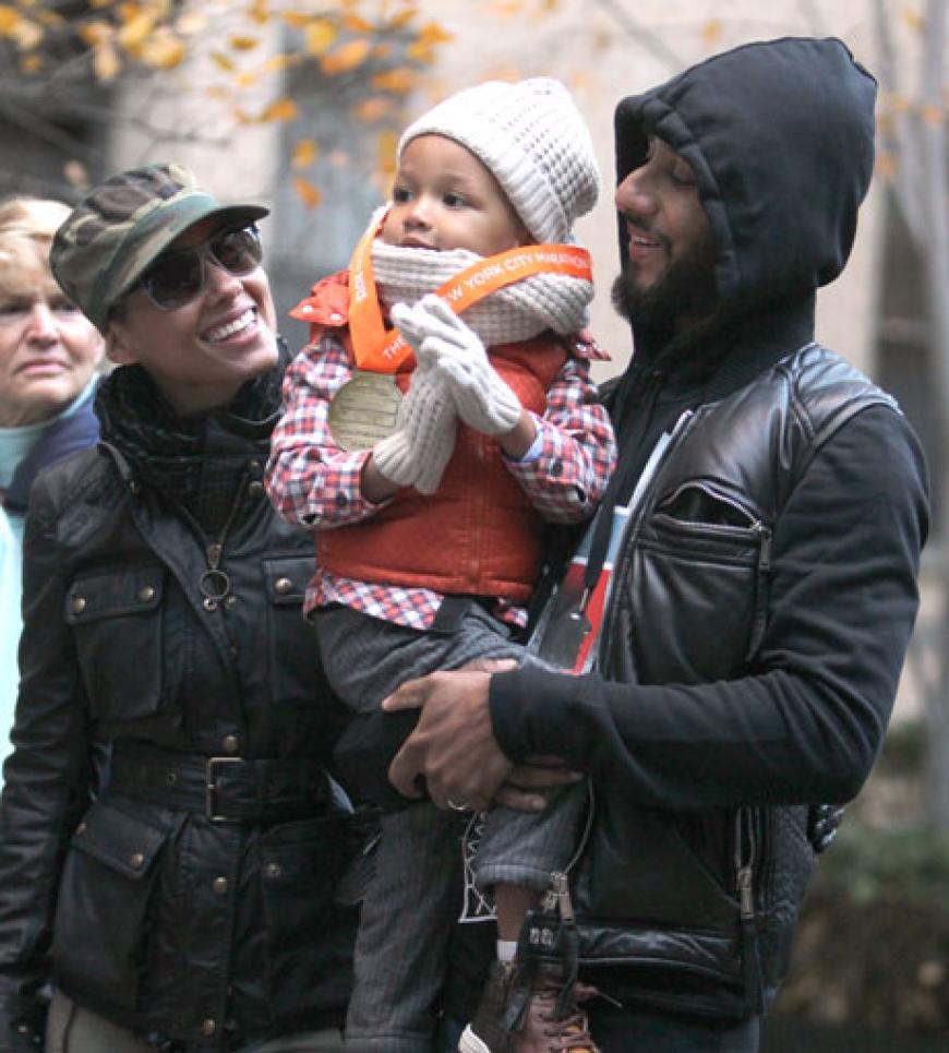 Es ist Egypt, der kleine Sohn von Alicia Keys und ihrem Mann Swiss Beatz. Die Kleinfamilie hatte Keys' Bruder Cole Cook bejubelt, der beim Marathon mitgelaufen war