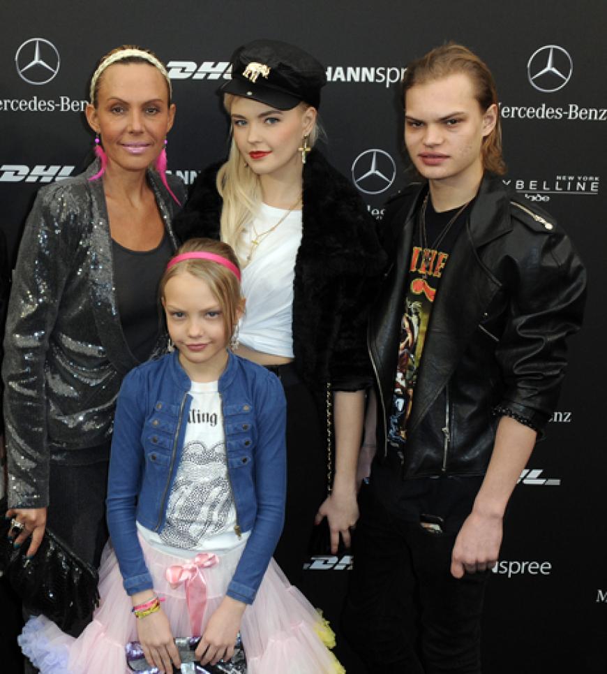 Tag 3 bei der Fashion Week in Berlin und das Blitzlichtgewitter nimmt kein Ende. Zur Show von Parsival Cserer kam gleich der ganz Ochsenkecht-Clan samt Freundinnen. Wer die letzten Tage sonst noch in Berlin feierte - OK! hat die besten Bilder