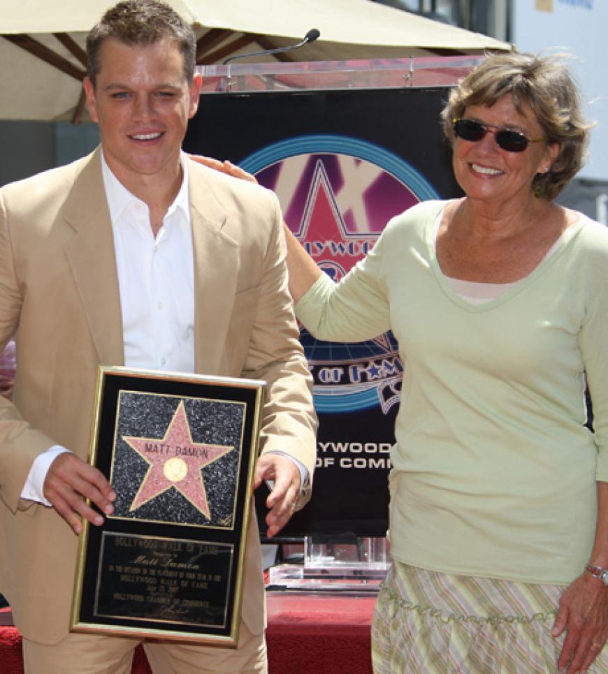Matt Damon freut sich mit seiner Mutter Nancy Carlsson-Paige über seinen Stern auf dem Walk of Fame