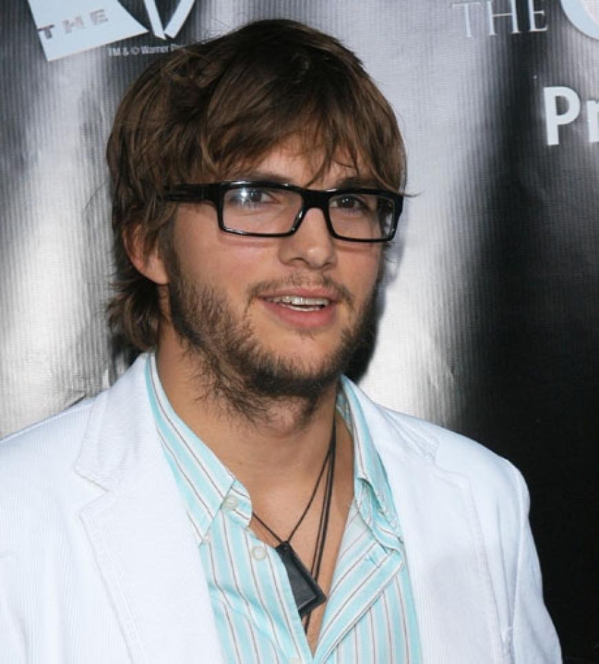 Ihm steht einfach alles: Hollywood-Schönling Ashton Kutcher sieht auch mit Brille und Bart cool aus