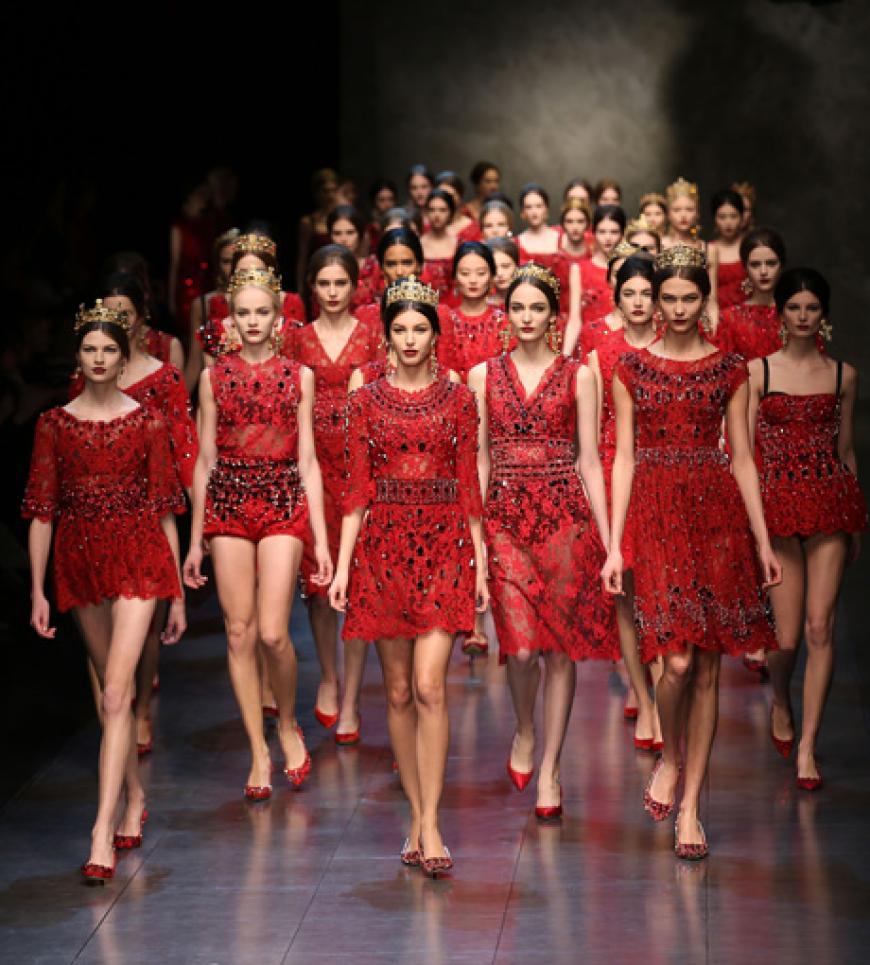 Im Modeolymp: Die Spitze inszeniert von dem italienischen Designerduo Dolce & Gabbana bei den Haute Couture Showen in Paris ist meisterhaft. Filigrane Details und feminine Looks inspirieren uns jetzt, die letzten Sonnestrahlen zu nutzen, um zarte Spitzentops und Kleider zu tragen. Fashion Extra: Blazer mit dem edlen Stoff sind auch für die Herbssaison geeignet!