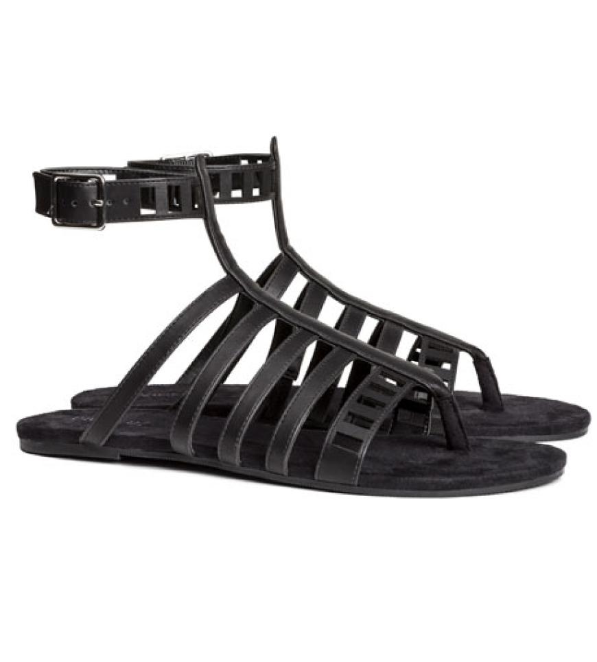 Riemensandalen aus Lederimitat. Aus der H&M Loves Music-Kollektion von H&M, ca. 14,95 Euro