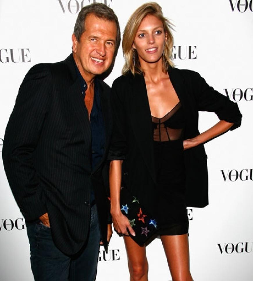Modefotograf Mario Testino posiert mit dem polnischen Supermodel Anja Rubik