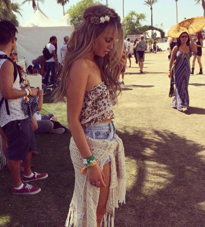 Huch! Die kennen wir doch! Es ist Mandy Capristo. Mandy nahm kürzlich in Los Angeles Songs auf und ließ sich das Mega-Festival Coachella in Kalifornien nicht entgehen. Der Boho-Hippie-Style steht ihr sooo gut!