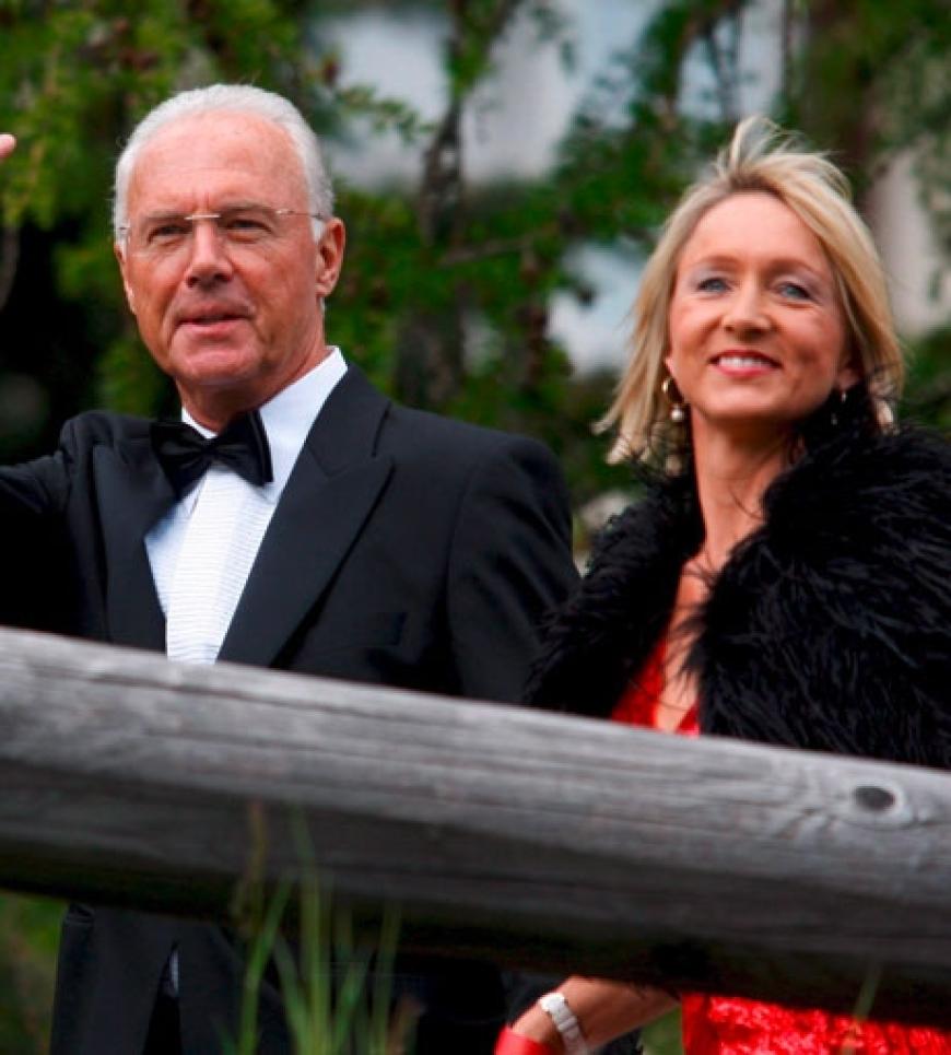 Franz Beckenbauer und Ehefrau Heidi verlassen die Bergkapelle Regina Pacis