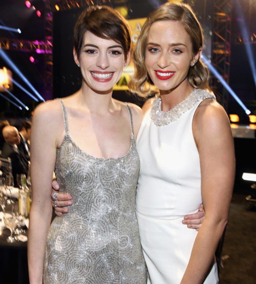 Anne Hathaway posiert mit Emily Blunt