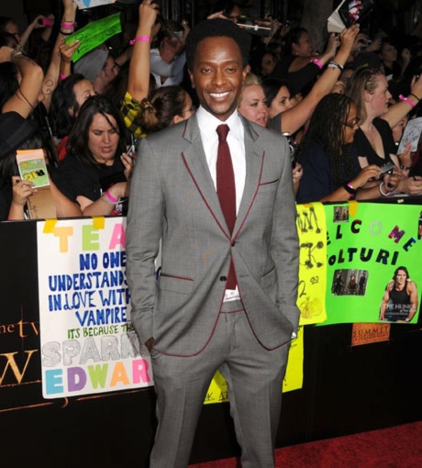 Edi Gathegi kam im schicken grauen Anzug