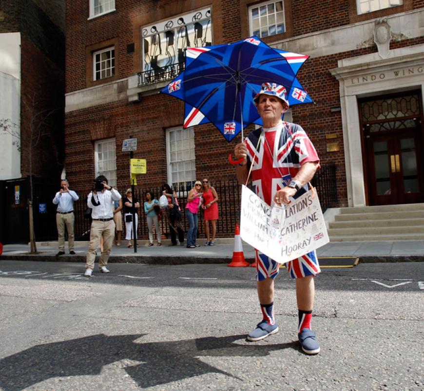 Auffallen um jeden Preis: ein in Union-Jack gekleideter Baby-Gratulant platzierte sich vor Kates Krankenhaus mit einer Tafel auf der stand: