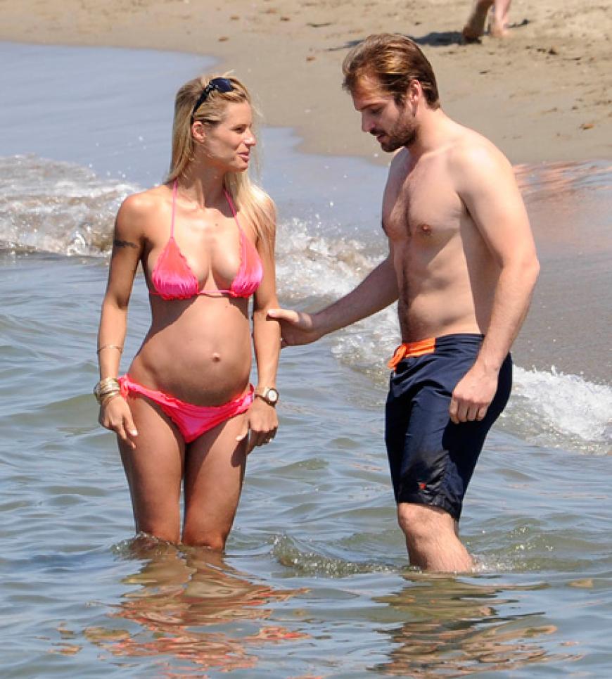 Da wölbt sich was! Michelle Hunziker und ihr Verlobter Tomaso Trussardi baden in Forte dei Marmi